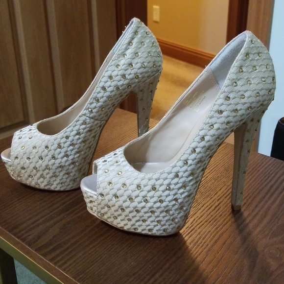 Shoes - Picture 2 of 4
